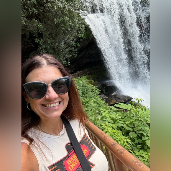 Meet your Posher! Amanda ⭐️ - Picture 2 of 3